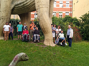 Gruppenfoto im Sauriergarten
